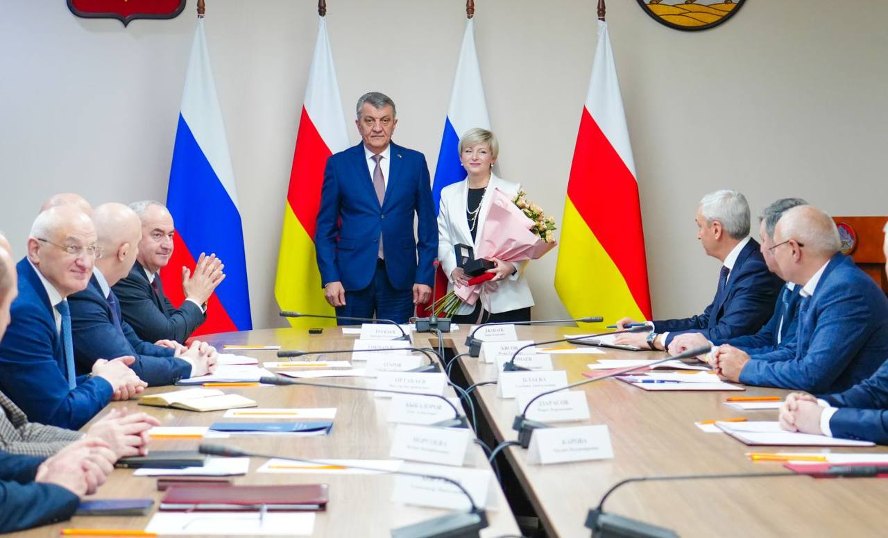 Глава РСО – Алания Сергей Меняйло провел еженедельное аппаратное совещание с участием руководителей органов исполнительной власти и муниципальных образований, представителей правоохранительных и надзорных структур... Глава РСО – Алания Сергей Меняйло провел еженедельное аппаратное совещание с участием руководителей органов исполнительной власти и муниципальных образований, представителей правоохранительных и надзорных структур...