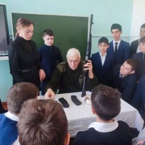 В Северной Осетии ветераны Пригородного райотдела полиции в рамках патриотического воспитания учат школьников азам военного дела