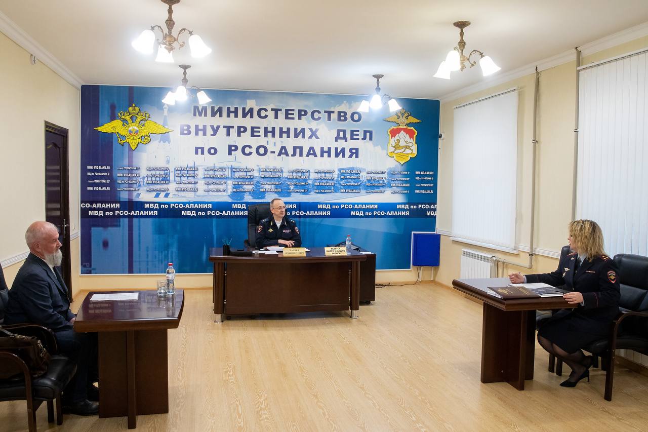 Министр внутренних дел по Республике Северная Осетия–Алания, генерал-лейтенант полиции Демьян Лаптев провёл личный приём граждан Министр внутренних дел по Республике Северная Осетия–Алания, генерал-лейтенант полиции Демьян Лаптев провёл личный приём граждан