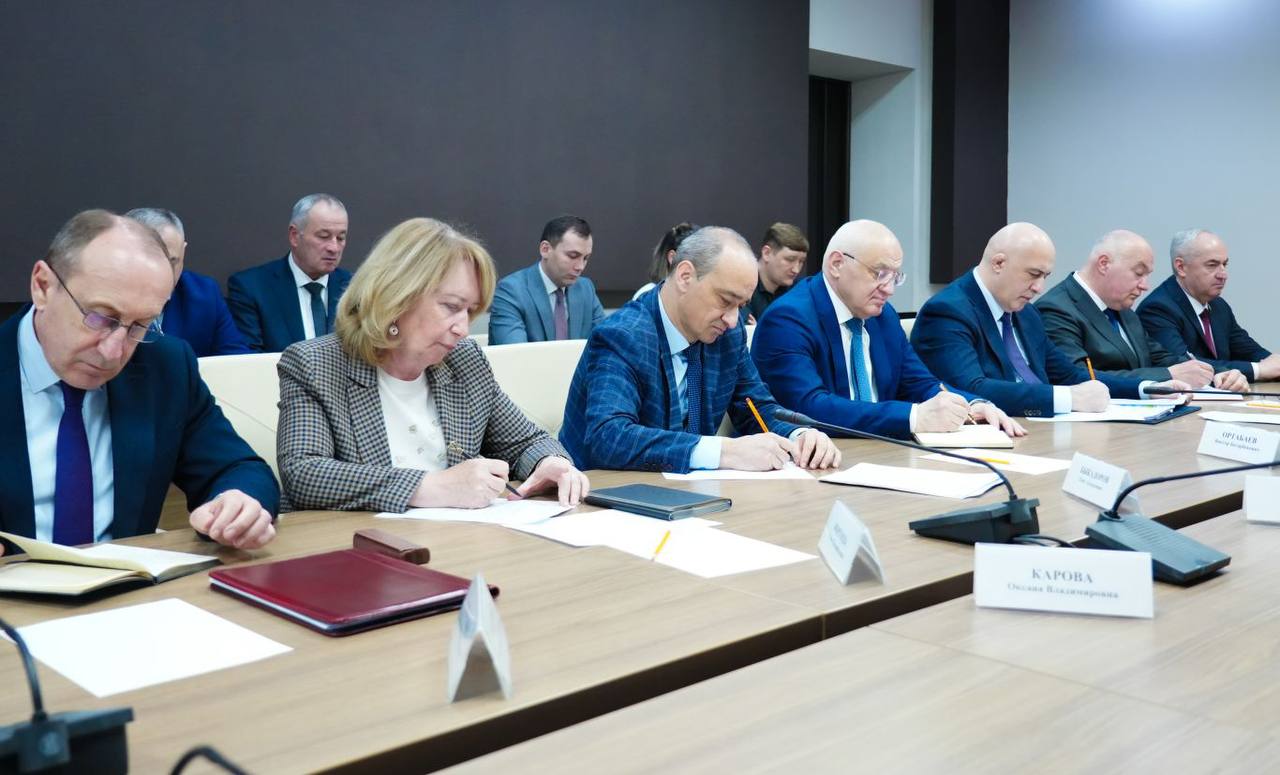 Глава РСО – Алания Сергей Меняйло провел еженедельное аппаратное совещание с участием руководителей органов исполнительной власти и муниципальных образований, представителей правоохранительных и надзорных структур... Глава РСО – Алания Сергей Меняйло провел еженедельное аппаратное совещание с участием руководителей органов исполнительной власти и муниципальных образований, представителей правоохранительных и надзорных структур...