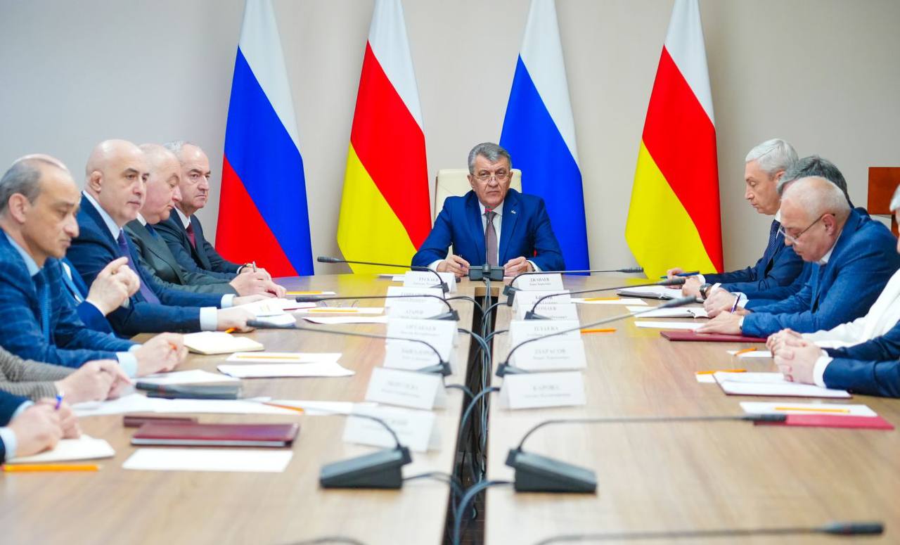 Глава РСО – Алания Сергей Меняйло провел еженедельное аппаратное совещание с участием руководителей органов исполнительной власти и муниципальных образований, представителей правоохранительных и надзорных структур... Глава РСО – Алания Сергей Меняйло провел еженедельное аппаратное совещание с участием руководителей органов исполнительной власти и муниципальных образований, представителей правоохранительных и надзорных структур...