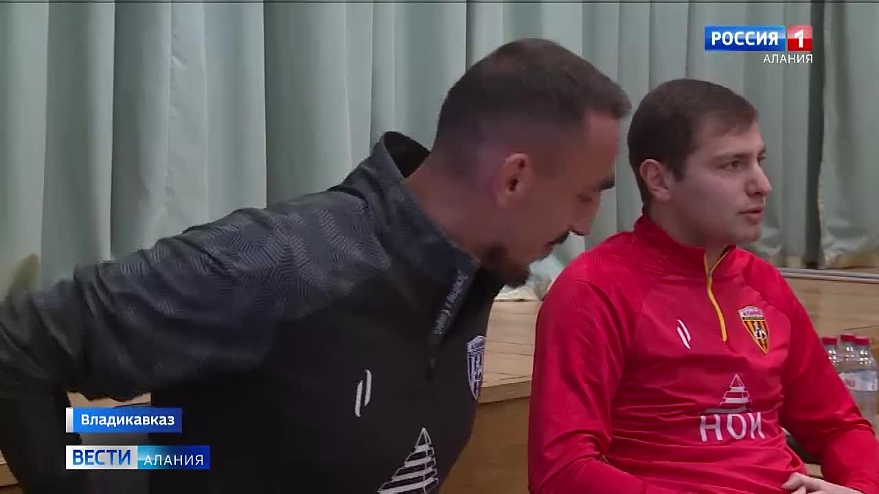 Футболисты "Алании" встретились с учениками центра "Интеллект"