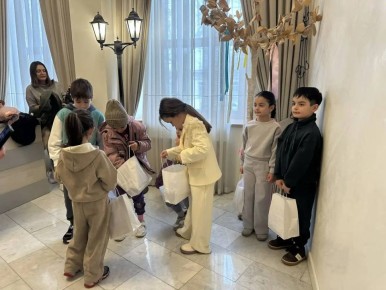 В рамках празднования Ураза-байрам духовное управление мусульман Северной Осетии организовало для детей участников специальной военной операции настоящий праздник: актеры театра юного зрителя «Саби» показали ребятам...