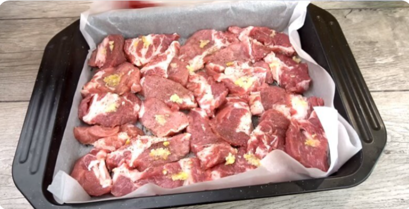 Мясо, запеченное в бумаге: золотистая корочка и максимум вкуса