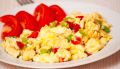 Восторг для гурманов: скрембл с помидорами и сыром за считанные минуты