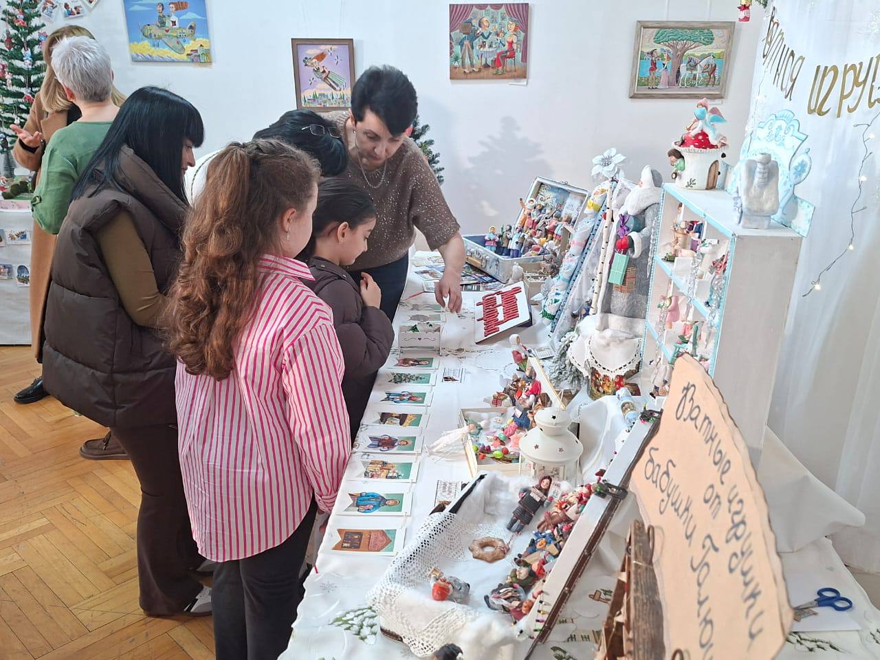 В Выставочном зале СХ РСО-А открылась 8-ая ежегодная выставка художественной куклы (Гыкъынаты равдыст) В Выставочном зале СХ РСО-А открылась 8-ая ежегодная выставка художественной куклы (Гыкъынаты равдыст)