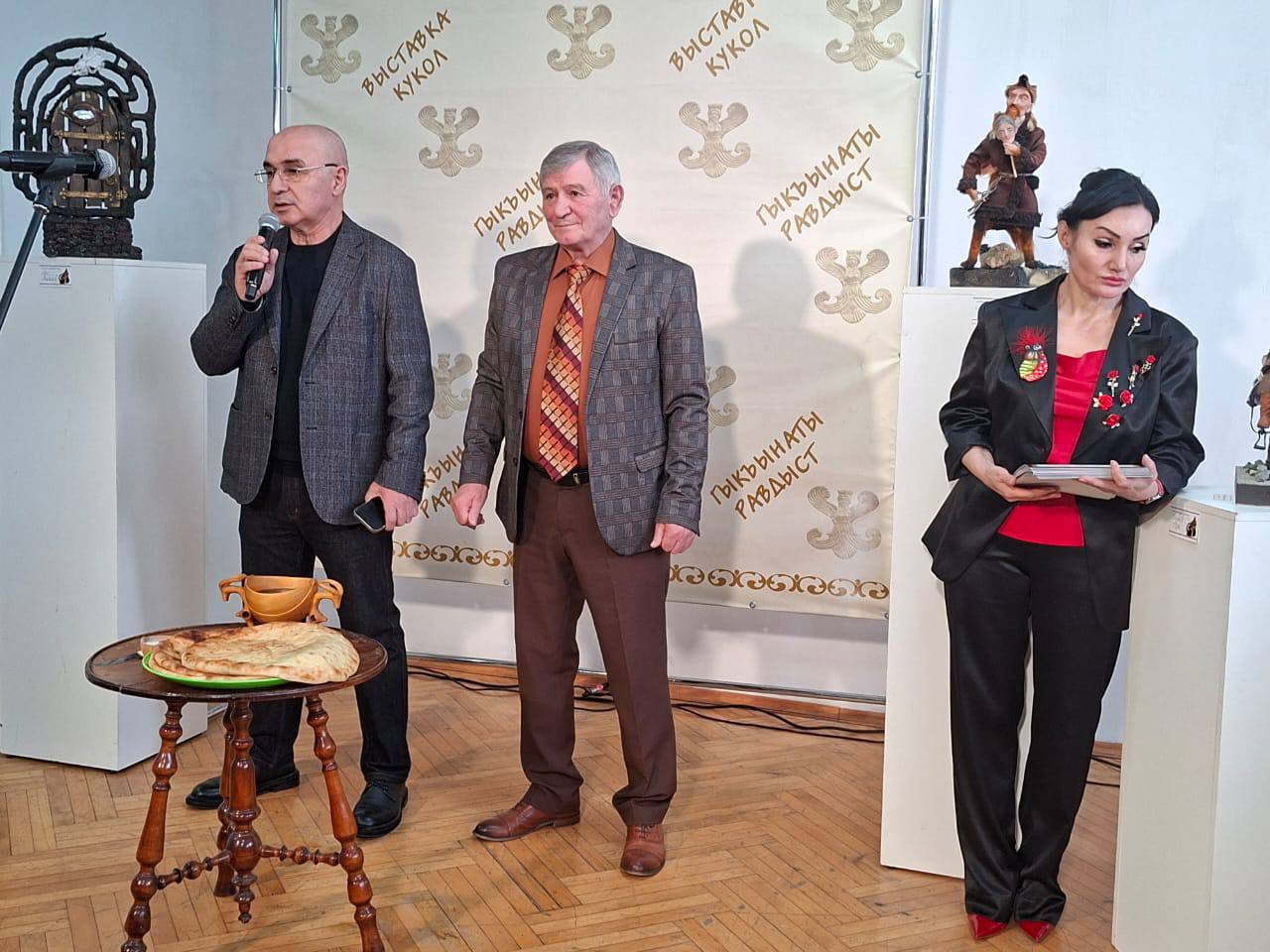 В Выставочном зале СХ РСО-А открылась 8-ая ежегодная выставка художественной куклы (Гыкъынаты равдыст) В Выставочном зале СХ РСО-А открылась 8-ая ежегодная выставка художественной куклы (Гыкъынаты равдыст)