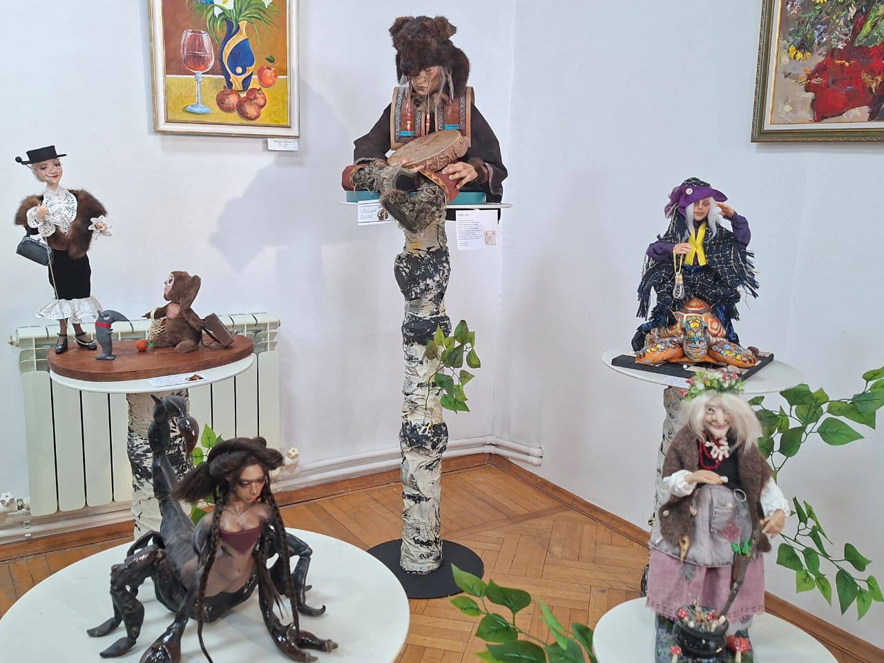 В Выставочном зале СХ РСО-А открылась 8-ая ежегодная выставка художественной куклы (Гыкъынаты равдыст) В Выставочном зале СХ РСО-А открылась 8-ая ежегодная выставка художественной куклы (Гыкъынаты равдыст)