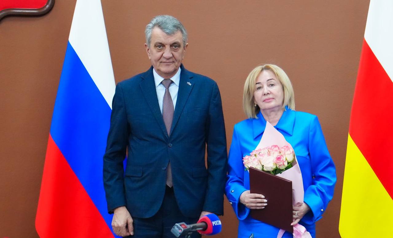 В День работника культуры Глава РСО – Алания Сергей Меняйло поздравил представителей сферы с профессиональным праздником и вручил заслуженные награды В День работника культуры Глава РСО – Алания Сергей Меняйло поздравил представителей сферы с профессиональным праздником и вручил заслуженные награды