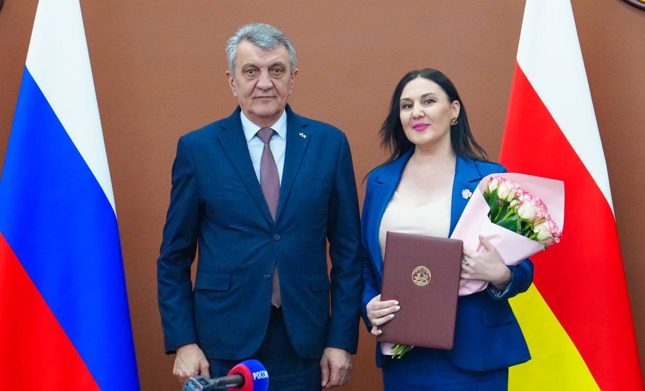 В День работника культуры Глава РСО – Алания Сергей Меняйло поздравил представителей сферы с профессиональным праздником и вручил заслуженные награды В День работника культуры Глава РСО – Алания Сергей Меняйло поздравил представителей сферы с профессиональным праздником и вручил заслуженные награды