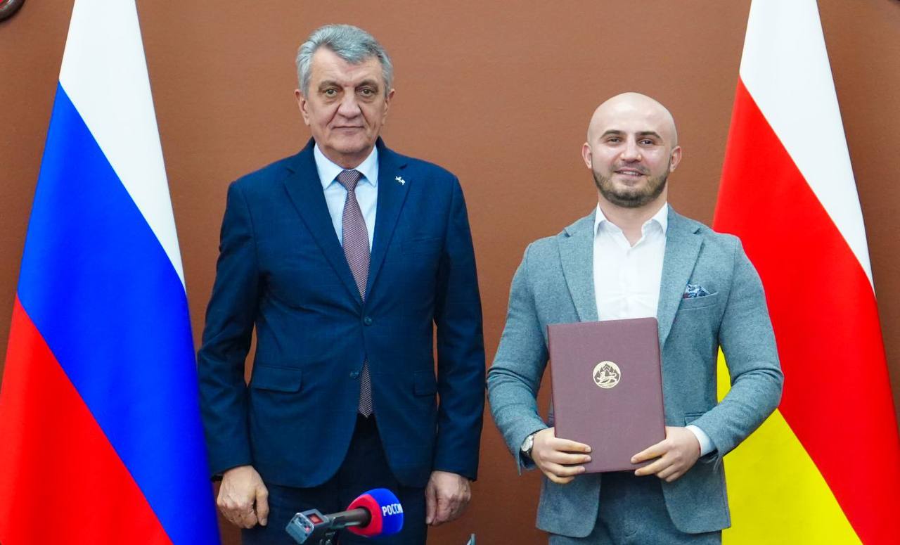 В День работника культуры Глава РСО – Алания Сергей Меняйло поздравил представителей сферы с профессиональным праздником и вручил заслуженные награды В День работника культуры Глава РСО – Алания Сергей Меняйло поздравил представителей сферы с профессиональным праздником и вручил заслуженные награды