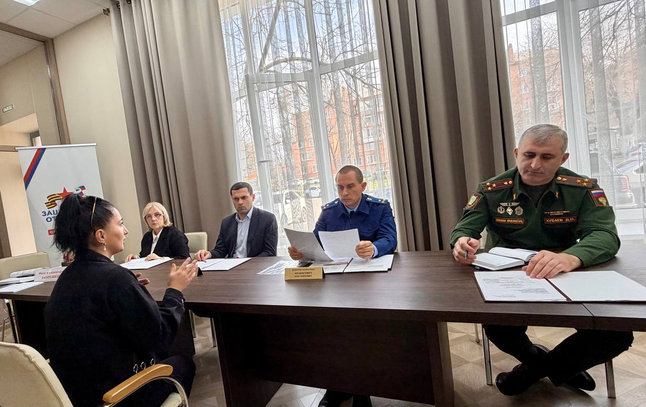 Прокурор Республики Северная Осетия – Алания Олег Апанасевич совместно с исполняющим обязанности военного прокурора Владикавказского гарнизона Южного военного округа Денисом Хубаевым, Уполномоченным по правам человека в... Прокурор Республики Северная Осетия – Алания Олег Апанасевич совместно с исполняющим обязанности военного прокурора Владикавказского гарнизона Южного военного округа Денисом Хубаевым, Уполномоченным по правам человека в...