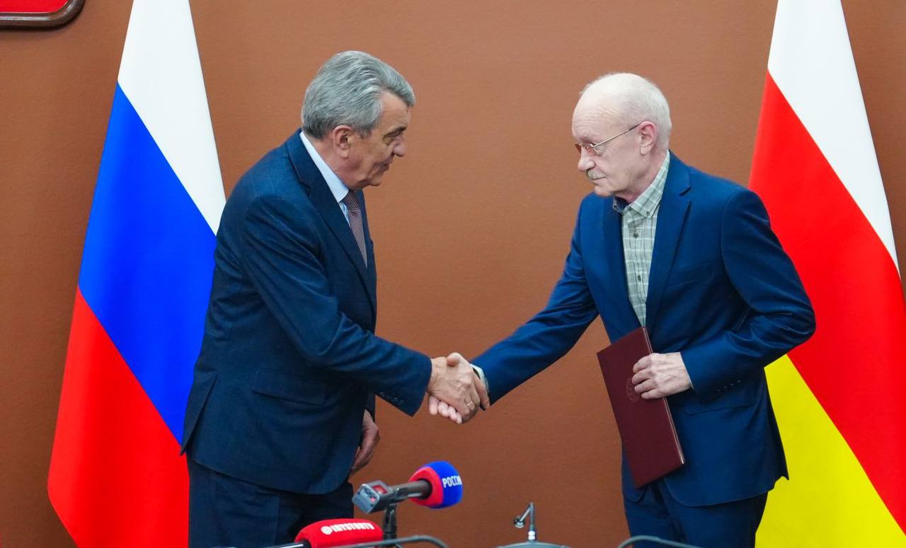 В День работника культуры Глава РСО – Алания Сергей Меняйло поздравил представителей сферы с профессиональным праздником и вручил заслуженные награды В День работника культуры Глава РСО – Алания Сергей Меняйло поздравил представителей сферы с профессиональным праздником и вручил заслуженные награды