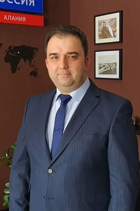 Директор ГТРК "Алания", председатель Союза журналистов Северной Осетии Тимур Кусов стал лауреатом премии "Золотое перо России" в номинации "Медиаменеджер года"