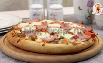 Пицца с маринованными огурчиками, ветчиной и грибами