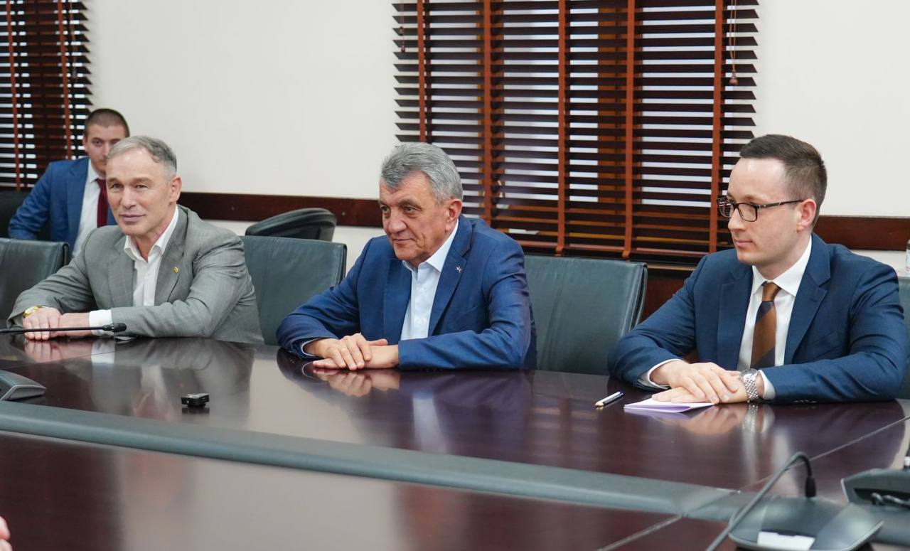 Глава РСО – Алания Сергей Меняйло встретился с мексиканским боксером, многократным чемпионом мира в четырех весовых категориях Эриком Моралесом Глава РСО – Алания Сергей Меняйло встретился с мексиканским боксером, многократным чемпионом мира в четырех весовых категориях Эриком Моралесом