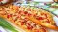 Запеченный багет: идеальный перекус с помидорами и колбасой