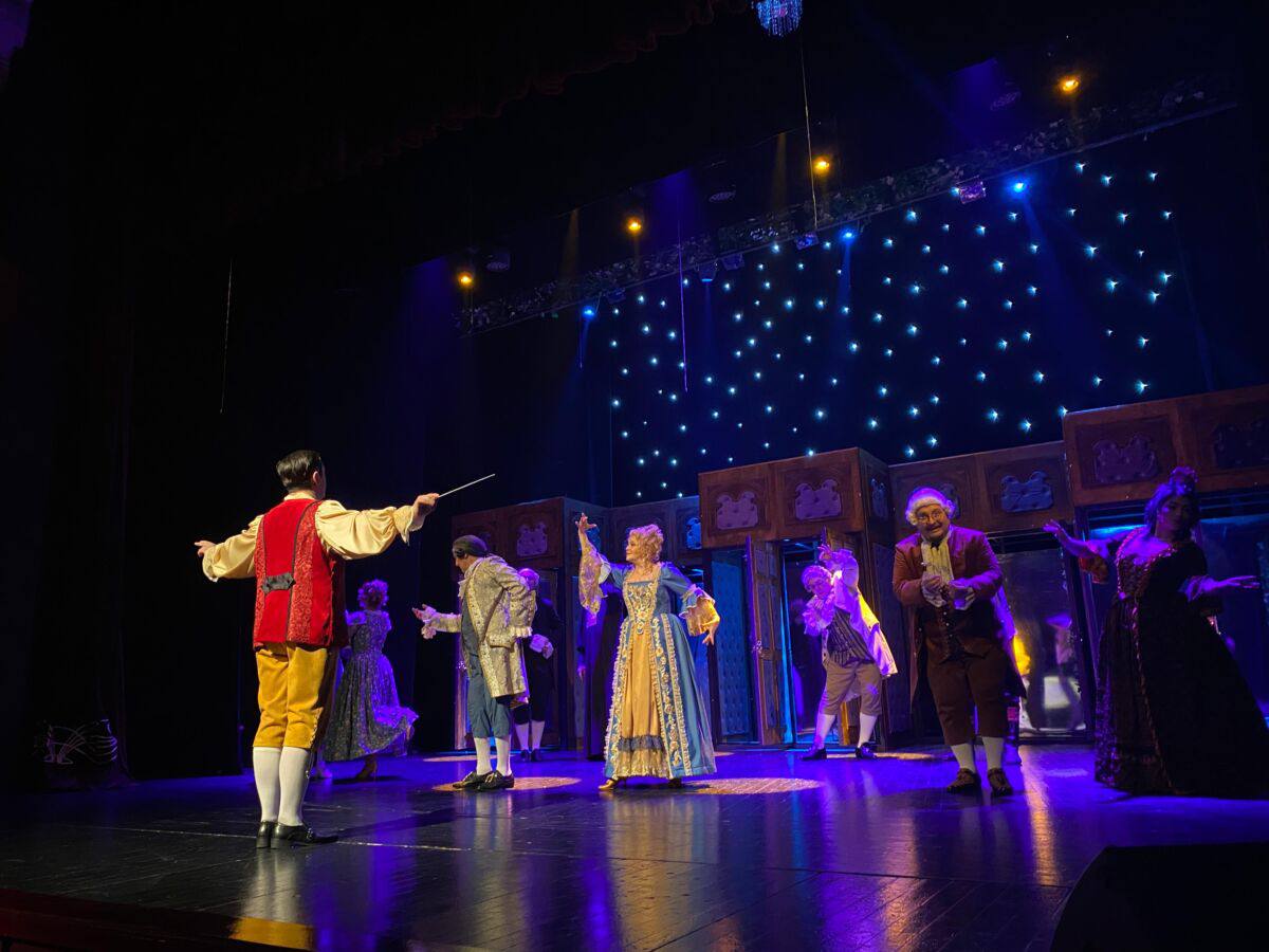 Предпремьерный показ комедии «Женитьба Фигаро» по пьесе Пьера Бомарше состоялся в Академическом русском театре имени Евгения Вахтангова