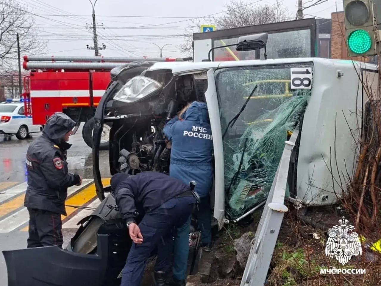 Пятеро человек пострадали при столкновении маршрутки и легковушки во Владикавказе