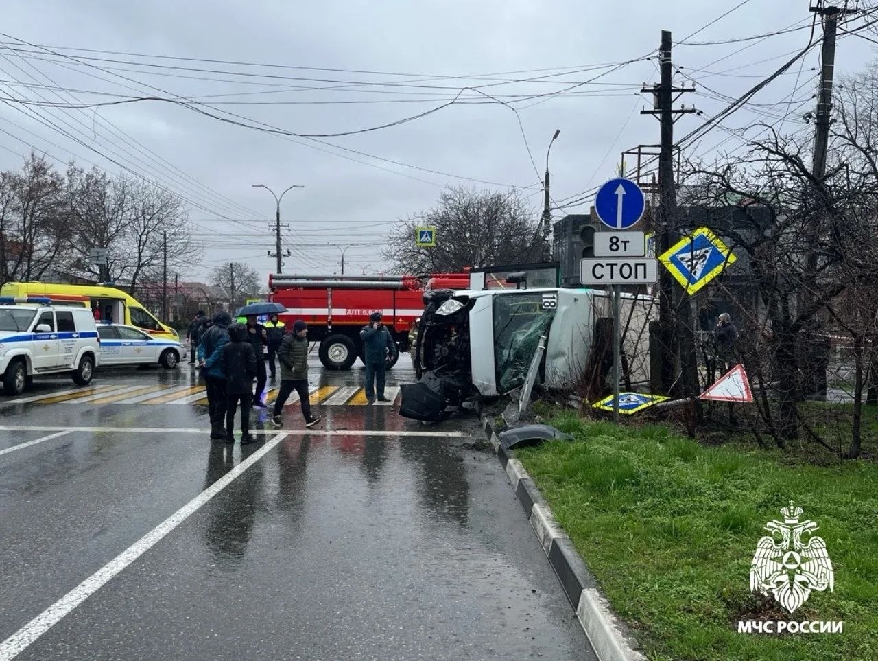 Сотрудники МЧС России деблокировали пострадавших в ДТП Сотрудники МЧС России деблокировали пострадавших в ДТП