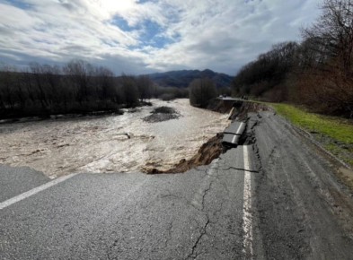 Дорогу между селами Октябрьское и Тарское в Северной Осетии размыло паводком, ее восстановят в течение дня