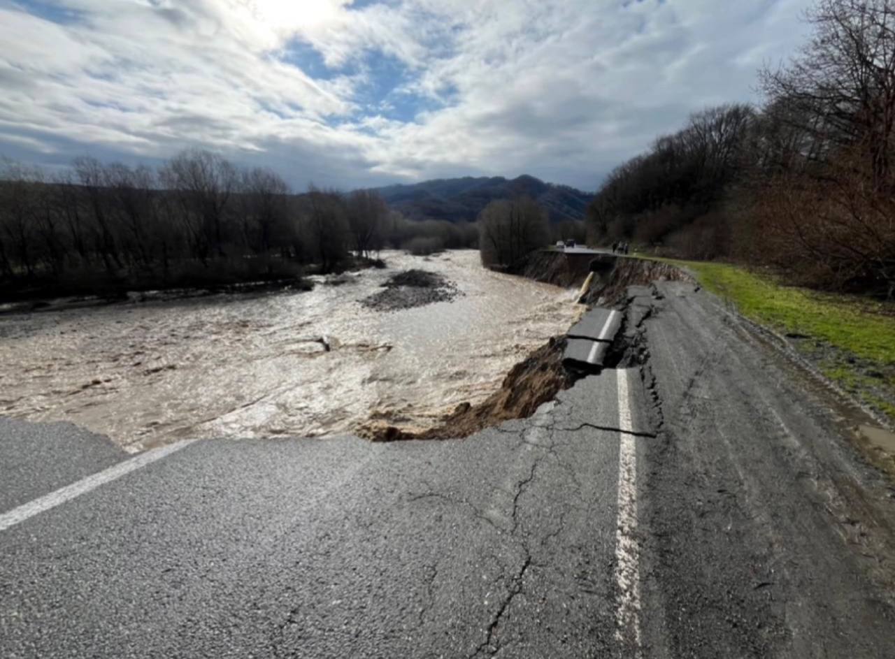Дорогу между селами Октябрьское и Тарское в Северной Осетии размыло паводком, ее восстановят в течение дня