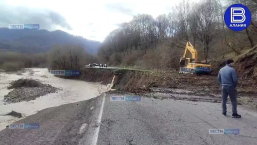 Спецтехника уже начала работы на месте подмыва дороги Октябрьское-Тарское