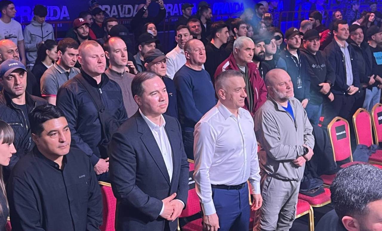 Глава РСО – Алания Сергей Меняйло поприветствовал участников, организаторов и гостей международного турнира по боксу Pravda Boxing, который прошел сегодня во Владикавказе на базе Дворца спорта «Манеж». Глава РСО – Алания Сергей Меняйло поприветствовал участников, организаторов и гостей международного турнира по боксу Pravda Boxing, который прошел сегодня во Владикавказе на базе Дворца спорта «Манеж».