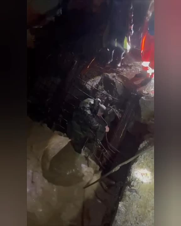 Всю ночь сотрудники Водоканала расчищали ливнеотводящие каналы, чтобы не допустить подтопления Владикавказа со стороны посёлка Южный и на улице Шмулевича