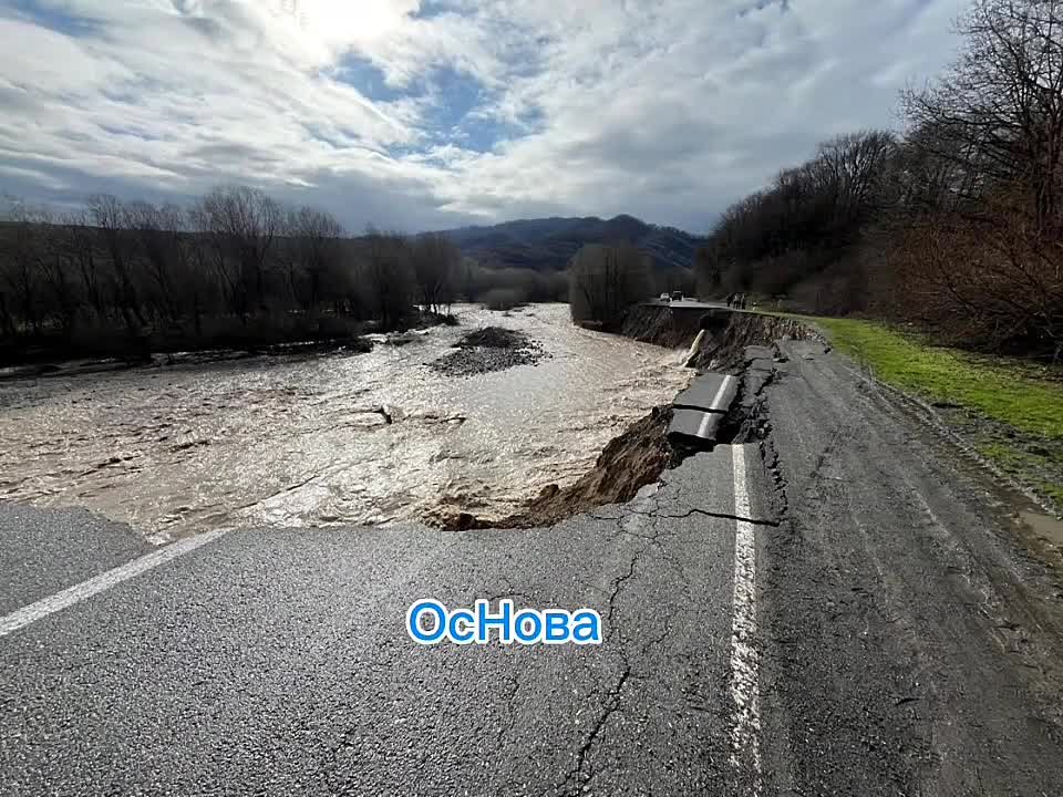 Паводки размыли участок дороги между селами Тарское и Октябрьское