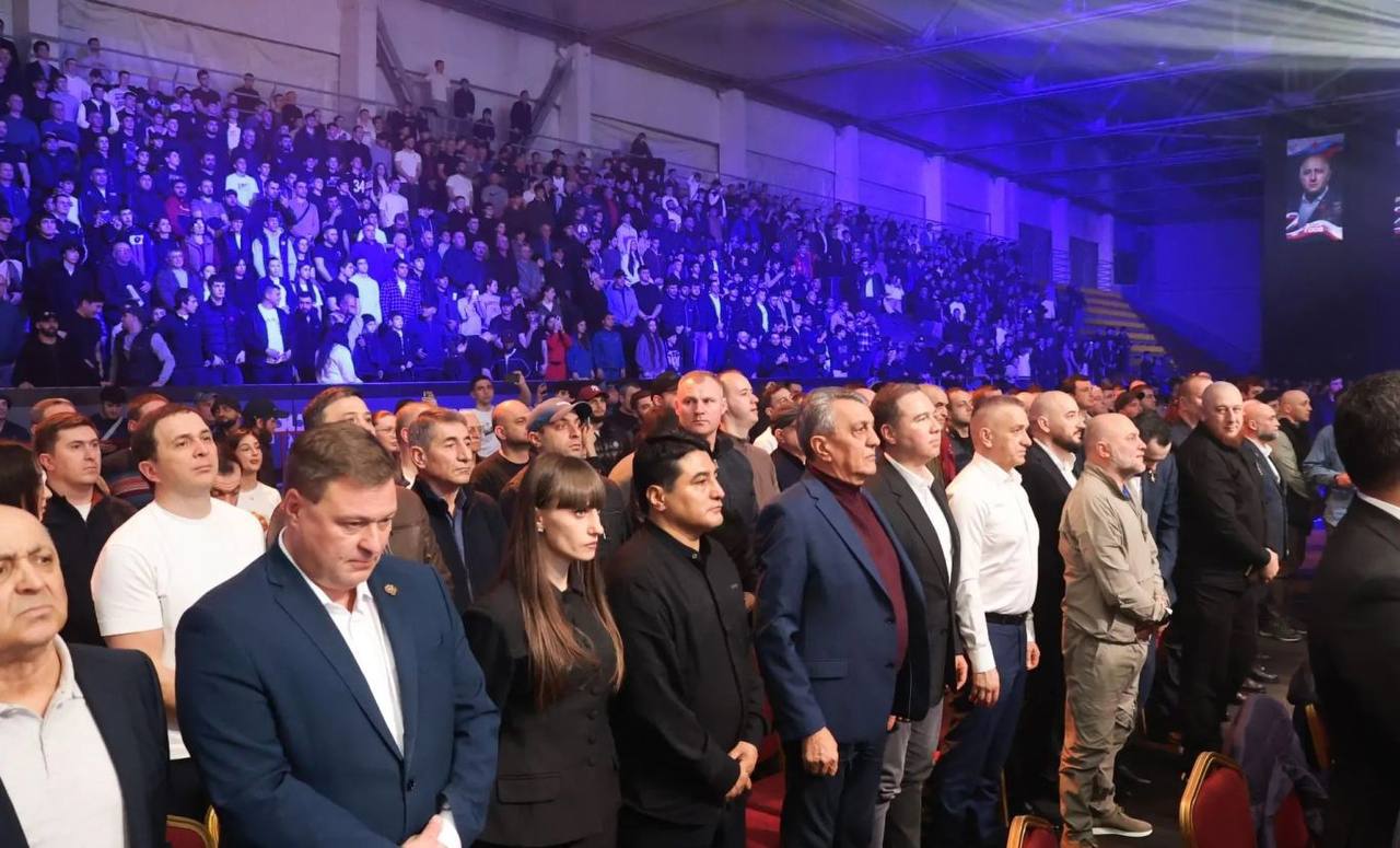 Глава РСО – Алания Сергей Меняйло поприветствовал участников, организаторов и гостей международного турнира по боксу Pravda Boxing, который прошел сегодня во Владикавказе на базе Дворца спорта «Манеж». Глава РСО – Алания Сергей Меняйло поприветствовал участников, организаторов и гостей международного турнира по боксу Pravda Boxing, который прошел сегодня во Владикавказе на базе Дворца спорта «Манеж».