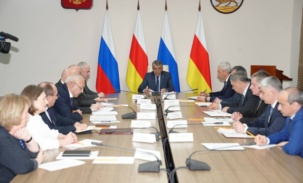 Глава РСО – Алания Сергей Меняйло провел еженедельное аппаратное совещание с участием руководителей органов исполнительной власти и муниципальных образований, представителей правоохранительных и надзорных структур республики