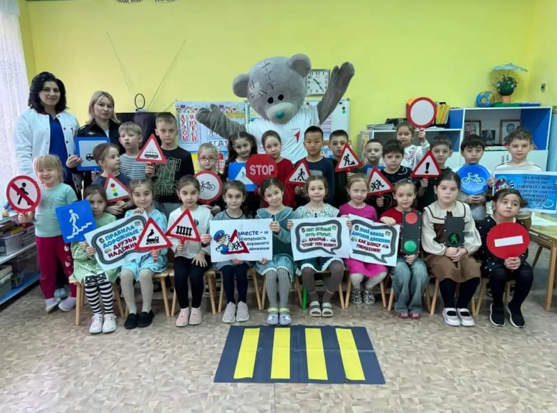 В Северной Осетии полицейские совместно с муниципальным координатором «Движения Первых» провели занятия в дошкольных учреждениях г. Моздока с использованием ростовой куклы В Северной Осетии полицейские совместно с муниципальным координатором «Движения Первых» провели занятия в дошкольных учреждениях г. Моздока с использованием ростовой куклы