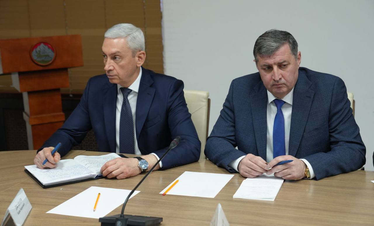 Глава РСО – Алания Сергей Меняйло провел еженедельное аппаратное совещание с участием руководителей органов исполнительной власти и муниципальных образований, представителей правоохранительных и надзорных структур республики Глава РСО – Алания Сергей Меняйло провел еженедельное аппаратное совещание с участием руководителей органов исполнительной власти и муниципальных образований, представителей правоохранительных и надзорных структур республики