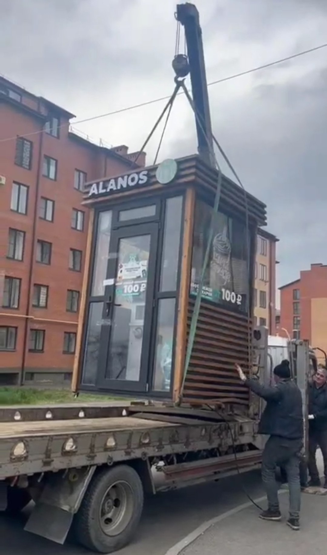 УКГХ наводит порядок. Управление по контролю за городским хозяйством АМС г. Владикавказа неустанно работает над поддержанием чистоты, порядка и законности на улицах столицы Северной Осетии