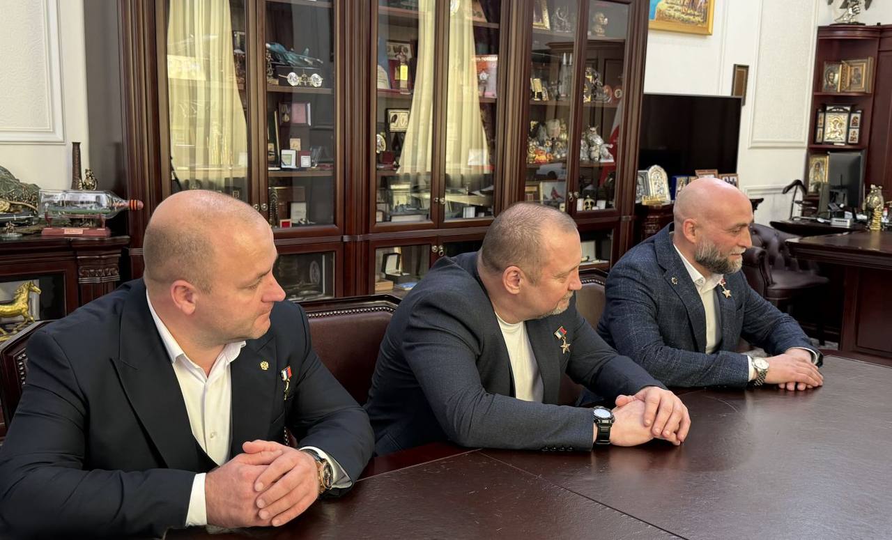 Глава РСО – Алания Сергей Меняйло встретился с Героями России – участниками специальной военной операции из регионов России, которые в эти дни находятся в Северной Осетии. Глава РСО – Алания Сергей Меняйло встретился с Героями России – участниками специальной военной операции из регионов России, которые в эти дни находятся в Северной Осетии.