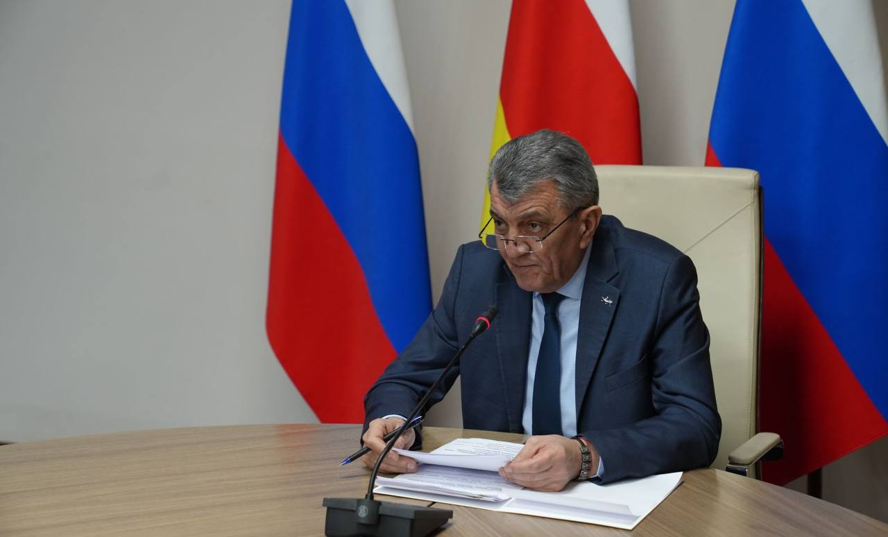 Глава РСО – Алания Сергей Меняйло провел еженедельное аппаратное совещание с участием руководителей органов исполнительной власти и муниципальных образований, представителей правоохранительных и надзорных структур республики Глава РСО – Алания Сергей Меняйло провел еженедельное аппаратное совещание с участием руководителей органов исполнительной власти и муниципальных образований, представителей правоохранительных и надзорных структур республики