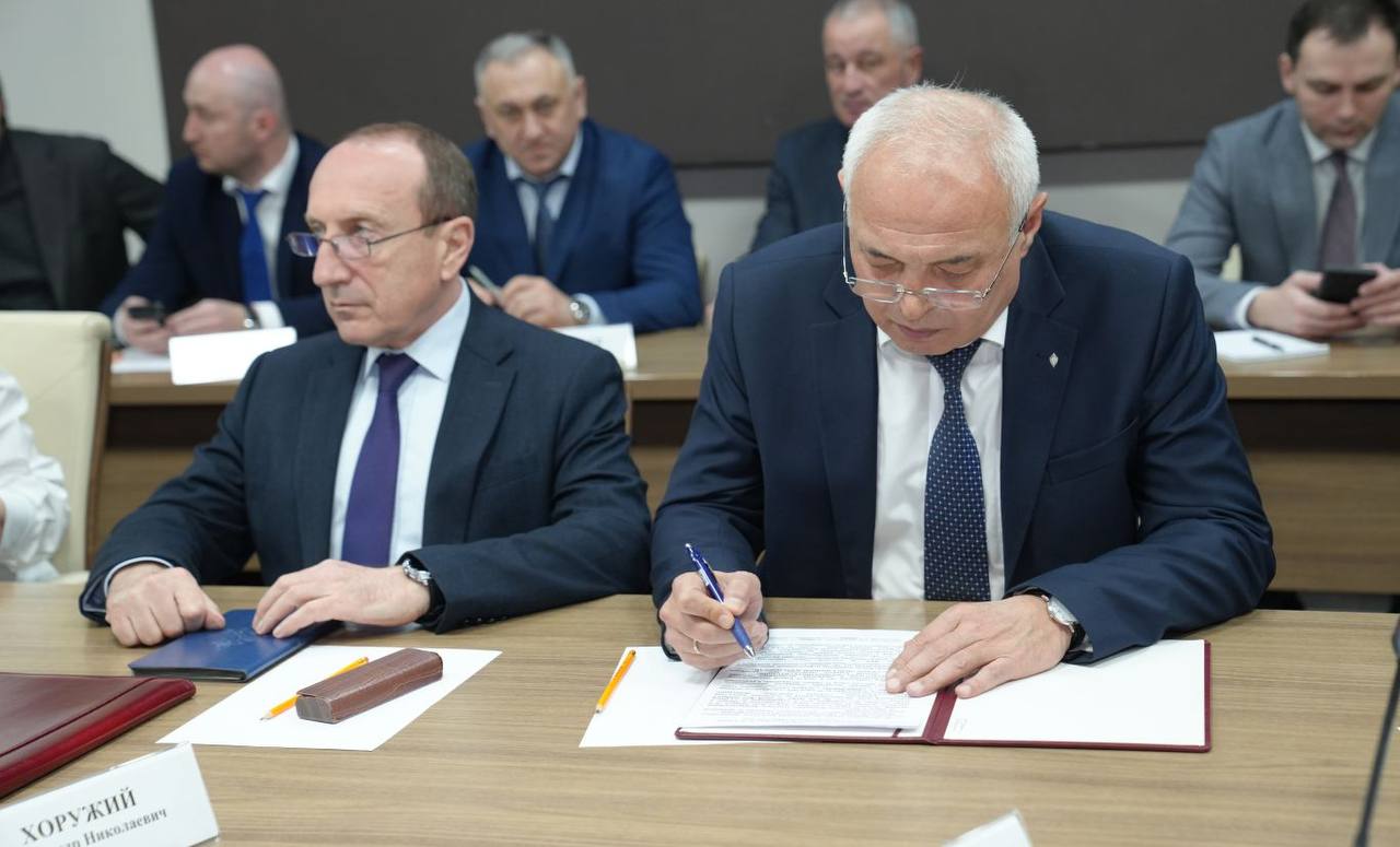 Глава РСО – Алания Сергей Меняйло провел еженедельное аппаратное совещание с участием руководителей органов исполнительной власти и муниципальных образований, представителей правоохранительных и надзорных структур республики Глава РСО – Алания Сергей Меняйло провел еженедельное аппаратное совещание с участием руководителей органов исполнительной власти и муниципальных образований, представителей правоохранительных и надзорных структур республики