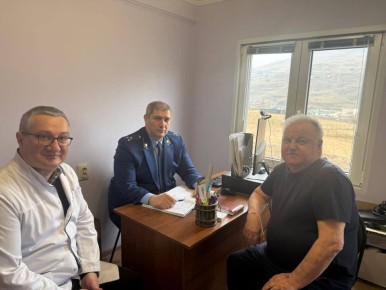 Исполняющий обязанности прокурора Алагирского района Республики Северная Осетия – Алания Олег Цораев в рамках работы мобильной приемной провел прием пациентов ГБУЗ «Республиканский центр пульмонологической помощи» МЗ РСО –...