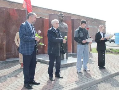 ИЗ СВЕЖЕГО НОМЕРА. Не забывать о прошлом В Северо-Кавказском аграрно-технологическом колледже прошел Урок мужества, посвященный памяти И.В. Сталина – советского партийного, государственного и военного деятеля, руководившего...