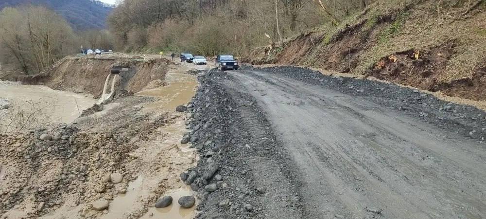 Дорожники приступили к укладке асфальта на участке трассы между селами Октябрьское и Тарское, который подмыло в результате сильных паводка