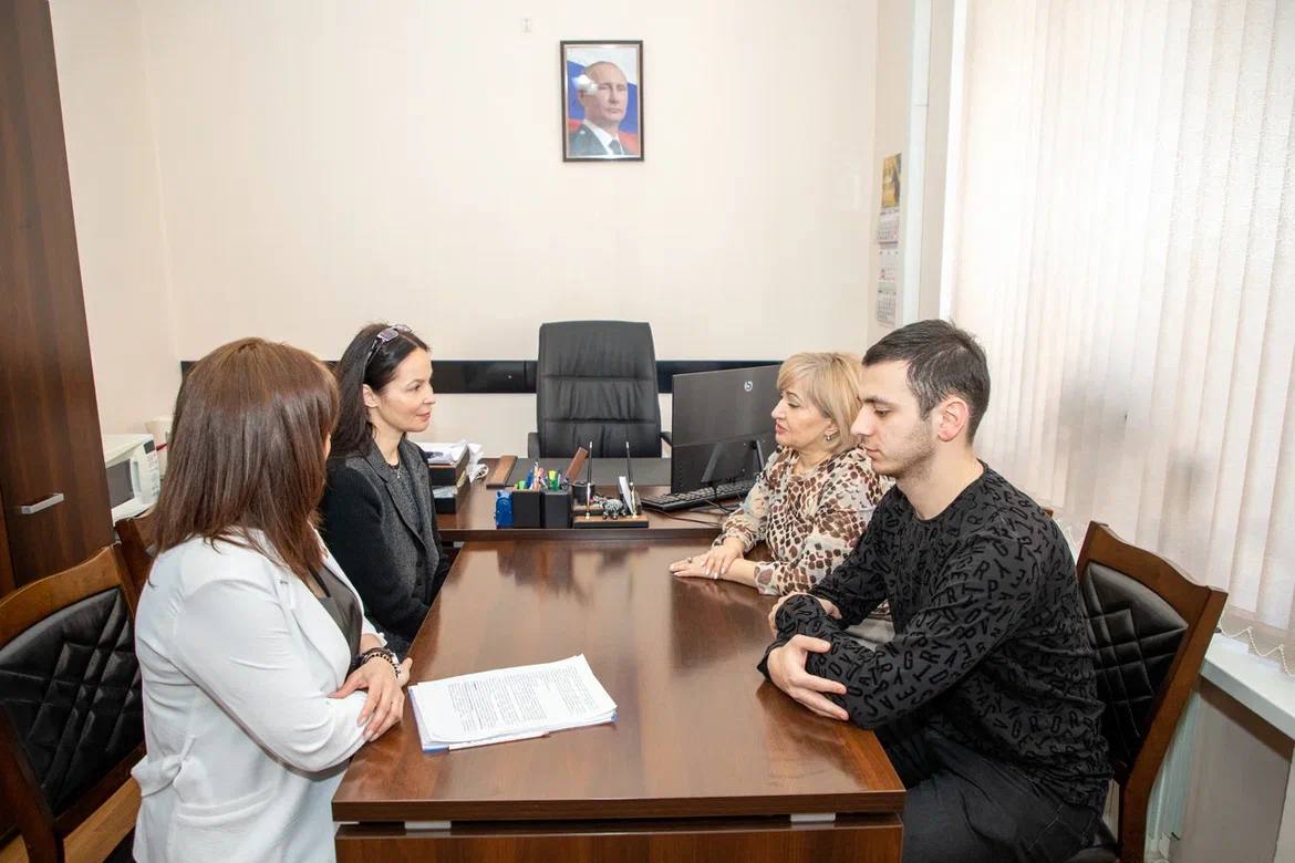 Сотрудники администрации внутригородских Северо-Западного и Затеречного района принимают участие в работе мобильных бригад «Помогаем СВОим» Сотрудники администрации внутригородских Северо-Западного и Затеречного района принимают участие в работе мобильных бригад «Помогаем СВОим»