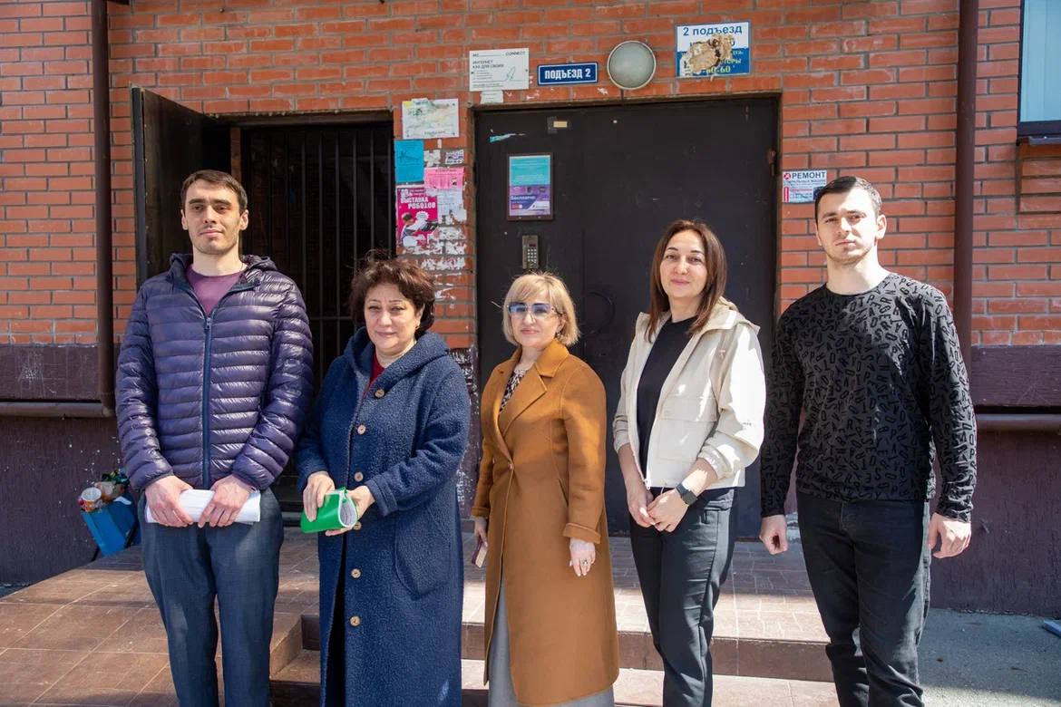 Сотрудники администрации внутригородских Северо-Западного и Затеречного района принимают участие в работе мобильных бригад «Помогаем СВОим»