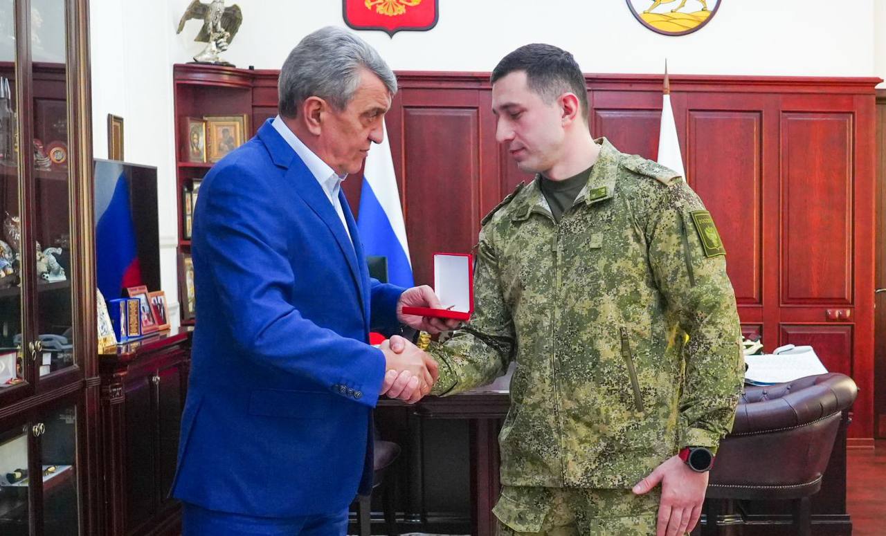 Глава РСО – Алания Сергей Меняйло вручил республиканскую государственную награду заместителю военного прокурора гарнизона прокуратуры, осуществляющей надзор за законностью в войсках, дислоцированных в зоне проведения... Глава РСО – Алания Сергей Меняйло вручил республиканскую государственную награду заместителю военного прокурора гарнизона прокуратуры, осуществляющей надзор за законностью в войсках, дислоцированных в зоне проведения...