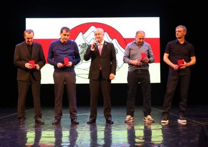 Председатель парламента Северной Осетии Таймураз Тускаев вручил высшие государственные награды республики – медали «Во Славу Осетии» – чемпионам России по футболу 1995 года