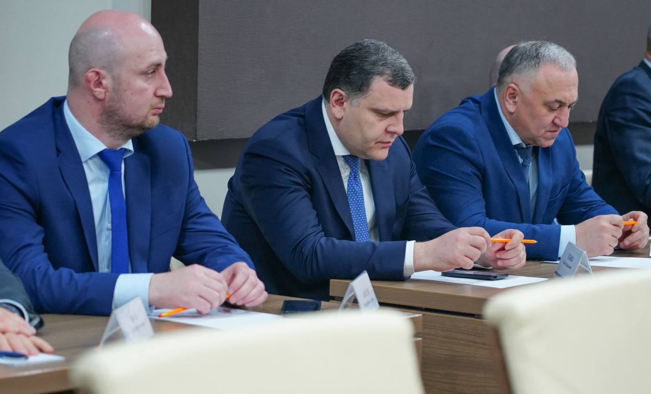 Глава РСО – Алания Сергей Меняйло провел еженедельное аппаратное совещание с участием руководителей органов исполнительной власти и муниципальных образований, представителей правоохранительных и надзорных структур республики. Глава РСО – Алания Сергей Меняйло провел еженедельное аппаратное совещание с участием руководителей органов исполнительной власти и муниципальных образований, представителей правоохранительных и надзорных структур республики.