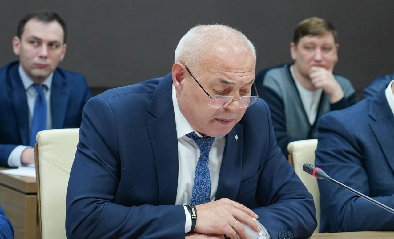 Глава РСО – Алания Сергей Меняйло провел еженедельное аппаратное совещание с участием руководителей органов исполнительной власти и муниципальных образований, представителей правоохранительных и надзорных структур республики. Глава РСО – Алания Сергей Меняйло провел еженедельное аппаратное совещание с участием руководителей органов исполнительной власти и муниципальных образований, представителей правоохранительных и надзорных структур республики.