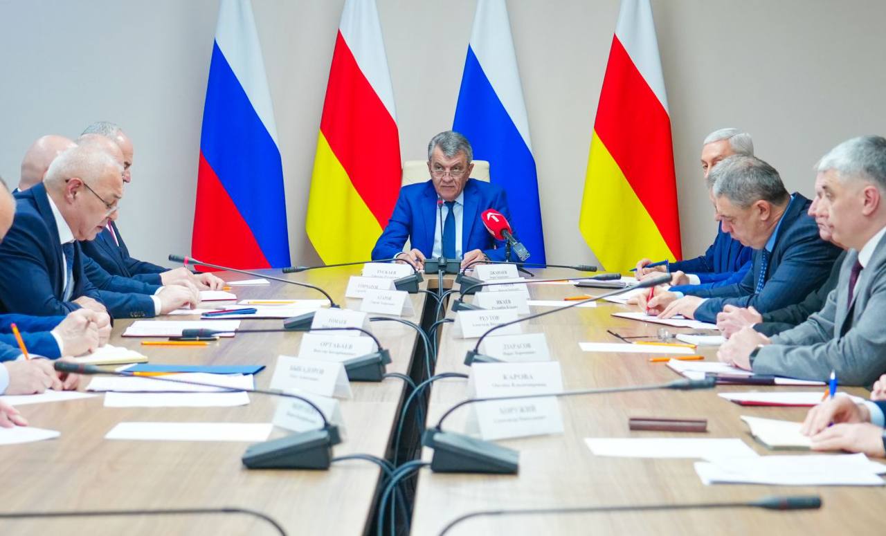 Глава РСО – Алания Сергей Меняйло провел еженедельное аппаратное совещание с участием руководителей органов исполнительной власти и муниципальных образований, представителей правоохранительных и надзорных структур республики.