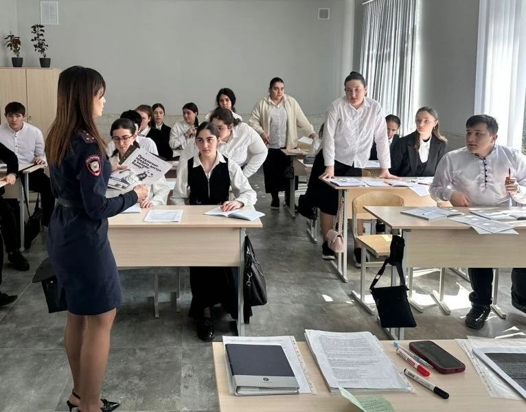 В Беслане полицейские предупредили студентов об интернетмошенниках!