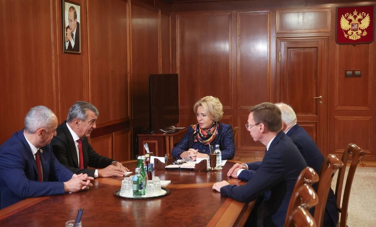 Сергей Меняйло поздравил с днём рождения председателя Совета Федерации Валентину Матвиенко Сергей Меняйло поздравил с днём рождения председателя Совета Федерации Валентину Матвиенко